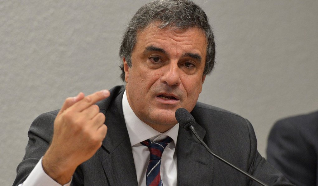 O ministro da Justiça, José Eduardo Cardozo, afirmou que não cabe a um ministro direcionar ou controlar as investigações da Polícia Federal, "para que persiga inimigos ou poupe amigos"; "O ministro da Justiça jamais pode direcionar investigações. O ministro deve garantir a autonomia da investigação. O princípio da impessoalidade da investigação é uma regra do estado de direito", afirmou; Cardozo criticou as prisões na Lava Jato com eventual intenção de se obter delações premiadas, principal crítica feita por advogados criminalistas e juristas ao juiz Sérgio Moro; "Não se pode coagir para se obter delação [premiada]", afirmou; "Obter a delação, isso tem um nome clássico: abuso de poder"