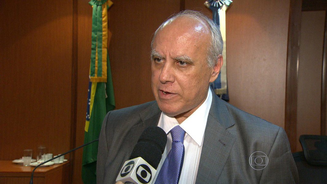 O desembargador Luiz Fernando Ribeiro de Carvalho disse acreditar que o Estatuto da Criança e do Adolescente (ECA), "embora seja uma legislação avançada e contemporânea, precisa de uma revisão porque o fato social é dinâmico; "Quando o ECA foi editado, certamente a situação de barbárie, de selvageria nas grandes cidades, como violência física, homicídios e assassinatos não era a mesma de hoje. Nenhuma legislação é perfeita", disse; posicionamento de Carvalho ocorre na mesma semana em que um médicos morreu depois de ser esfaqueado por um menor de idade, na Lagoa Rodrigo de Freitas, zona sul do Rio
