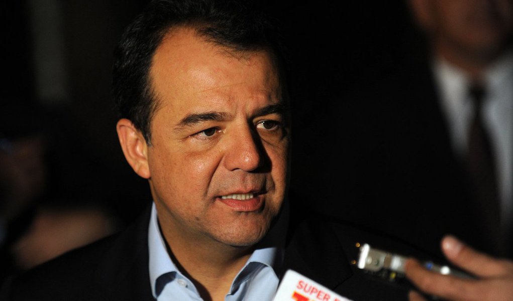 No documento onde a Polícia Federal pede a realização de prisões, buscas e apreensões dentro da 14ª fase da Operação Lava Jato, batizada de Erga Omnes, está um e-mail datado de outubro de 2007 e encaminhado pelo diretor da empreiteira, Rogério Araújo onde aparece que a "Petrobras\PR irá conversar com o Governador sobre este novo arranjo com a participação da CNO"; em seguida, o executivo destaca que "é importante o Sergio Cabral ratificar!(sic) e também definir o seu interlocutor neste assunto que atualmente junto a Petrobras e Mitigué é o Eduardo Eugênio"; Araújo foi preso nesta sexta-feira (19) juntamente com outros executivos da empreiteira