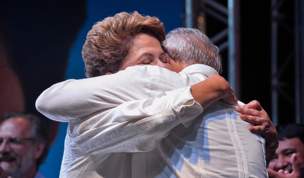 Presidente Dilma Rousseff e o ex-presidente Lula utilizaram suas páginas no Facebook nesta segunda-feira, 20, para se cumprimentarem pelo Dia do Amigo; "No ‪#‎DiaDoAmigo‬, a homenagem é ao querido companheiro Lula", disse Dilma; Lula retribuiu o cumprimento; "À companheira, e antes de tudo amiga Dilma Rousseff, um forte abraço neste ‪#‎DiadoAmigo‬. O Brasil e os brasileiros têm certeza de sua dedicação por este país!", afirmou o ex-presidente
 