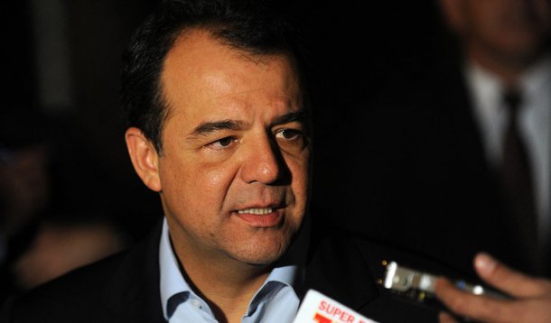 No documento onde a Polícia Federal pede a realização de prisões, buscas e apreensões dentro da 14ª fase da Operação Lava Jato, batizada de Erga Omnes, está um e-mail datado de outubro de 2007 e encaminhado pelo diretor da empreiteira, Rogério Araújo onde aparece que a "Petrobras\PR irá conversar com o Governador sobre este novo arranjo com a participação da CNO"; em seguida, o executivo destaca que "é importante o Sergio Cabral ratificar!(sic) e também definir o seu interlocutor neste assunto que atualmente junto a Petrobras e Mitigué é o Eduardo Eugênio"; Araújo foi preso nesta sexta-feira (19) juntamente com outros executivos da empreiteira