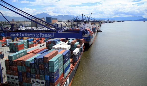 Vendas do Brasil para outros países tiveram aumento, mas o País perdeu receita em decorrência da queda de preços de produtos agropecuários, metálicos e minerais; balança comercial brasileira só registrou superávit em 2015 por conta da queda nas importações