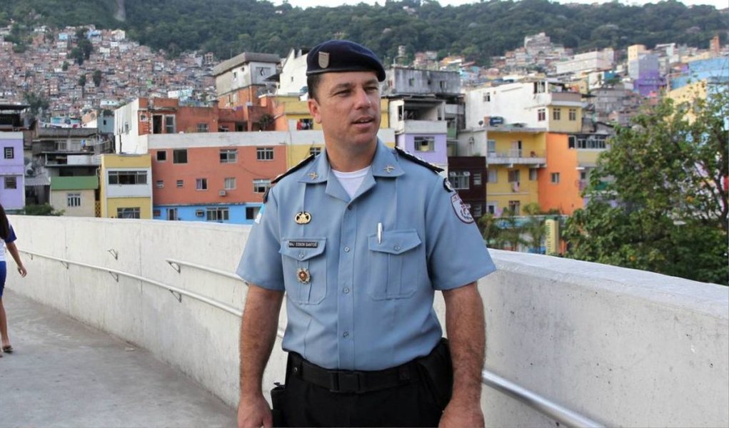 A Auditoria de Justiça Militar revogou a prisão do major da PM, Edson Santos, ex-comandante da UPP da Rocinha acusado de participar da tortura e morte do pedreiro Amarildo de Souza, em 2013; o oficial é acusado, junto com outros dois policiais, de corrupção ativa de testemunhas no caso Amarildo; além do major, tiveram a prisão revogada o tenente Luiz Felipe de Medeiros e o soldado Newland de Oliveira e Silva Júnior; no entanto, tanto o major quanto o tenente continuarão presos, porque eles ainda têm um mandado de prisão pela tortura e morte de Amarildo