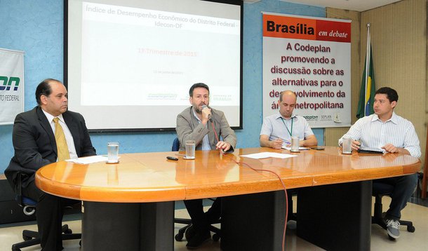A agropecuária, que representa 0,3% da atividade econômica, recuou 13,5% nos primeiros três meses deste ano; a indústria, com peso de 5,7%, reduziu em 2,6%; o setor de serviços, responsável por 94% da economia local, teve variação negativa de 1,6%; é que aponta o Índice de Desempenho Econômico do DF, divulgado pela Codeplan; "Aqui no DF, [o índice] foi influenciado principalmente por uma baixa na administração pública, no comércio e na construção civil"; afirmou o diretor de Estudos e Pesquisas Socioeconômicas da companhia, Bruno de Oliveira