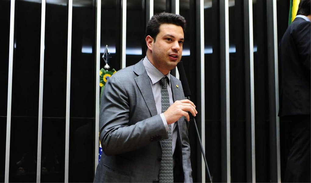 O projeto de lei 863/2015, que trata da desoneração da folha de pagamento das empresas, sofrerá alterações durante sua tramitação na Câmara dos Deputados, informou nesta segunda (18) o relator da proposta, Leonardo Picciani (PMDB-RJ); o vice-presidente Michel Temer disse acreditar que o governo poderá chegar “a um bom termo” nesse aspecto; Temer e Picciani se reuniram hoje à noite com o ministro da Fazenda, Joaquim Levy