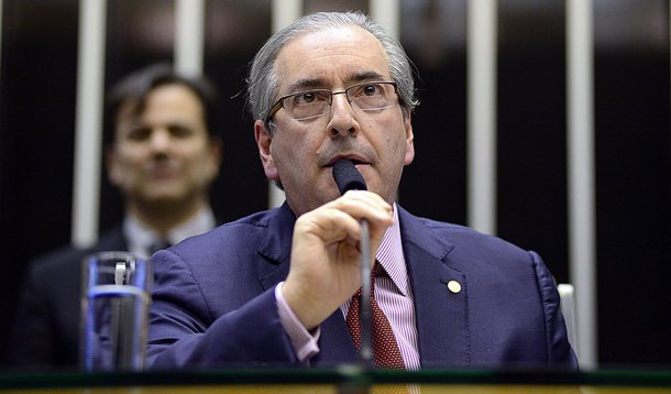 Presidente da Câmara pede ao ministro Luís Roberto Barroso que reconsidere a decisão que determina que futuros julgamentos sobre contas presidenciais sejam realizados em sessão conjunta do Congresso Nacional, como defendeu na corte a senadora Rose de Freitas (PMDB-ES); Eduardo Cunha acelerou, na Câmara, a votação das contas dos últimos três ex-presidentes para 'limpar' a pauta e votar as contas de Dilma Rousseff