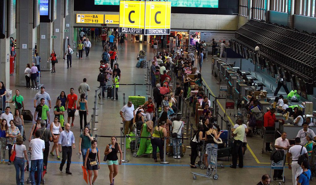 Voos de chegada e partida da Argentina estão cancelados em função da greve de 24 horas feita por várias categorias de trabalhadores argentinos; estavam programados em Guarulhos (SP) 16 embarques para aeroportos da Argentina e 14 desembarques; nove voos da Tam/Lan foram cancelados; já a Gol tinha três voos partindo de Guarulhos para a Argentina e outros três chegando do país; foram também suspensas as partidas das companhias Aerolíneas Argentina e Austral