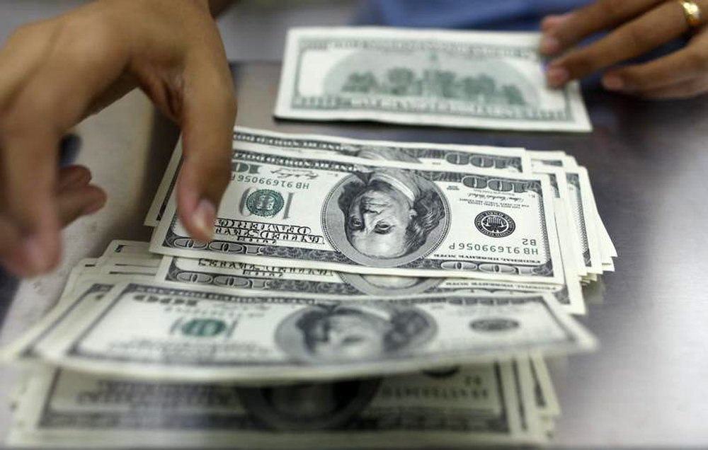 Mulher conta notas de dÃ³lar norte-americano em Yangon, Mianmar. 23/05/2013 REUTERS/Soe Zeya Tun