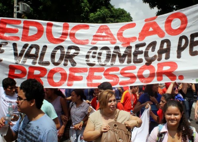 A sociedade para o ensino só serve como fonte de clientes, de alunos imbecilizados e insensíveis. Vale a lei vulgar do comércio: os clientes sempre têm razão