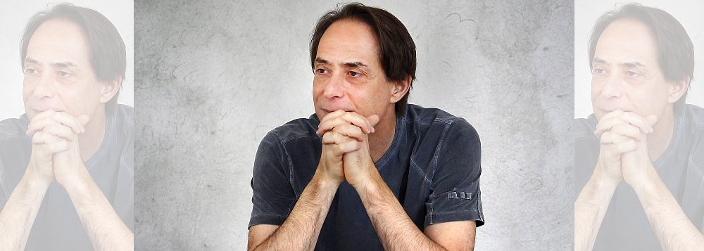 Em entrevista à Rádio Jovem Pan, Pedro Cardoso defendeu a postura da atriz Marieta Severo, que rebateu um discurso pessimista sobre o Brasil do apresentador Faustão, e defendeu que "a concessão é pública, pertence ao povo"; "Eu achei muito oportuno que isso tenha acontecido nesse momento... e eu tenho repetido que os meios de comunicação têm que se democratizar. O empresário precisa ter a compreensão de que o fato de ele ter o capital não dá a ele o monopólio da mensagem"