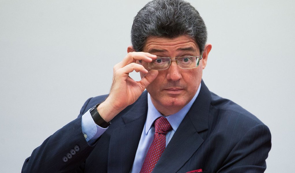 "A economia está se reequilibrando", defendeu o ministro da Fazenda, ao falar a um grupo de empresários, em um encontro promovido pela Câmara Americana de Comércio (Amcham); Joaquim Levy argumentou que houve melhora nas contas externas, no balanço de pagamentos e que há um ambiente mais propício para atrair investimentos estrangeiros; segundo ele, a pior fase da crise econômica do Brasil já foi superada, mas as medidas do ajuste fiscal deverão ter continuidade