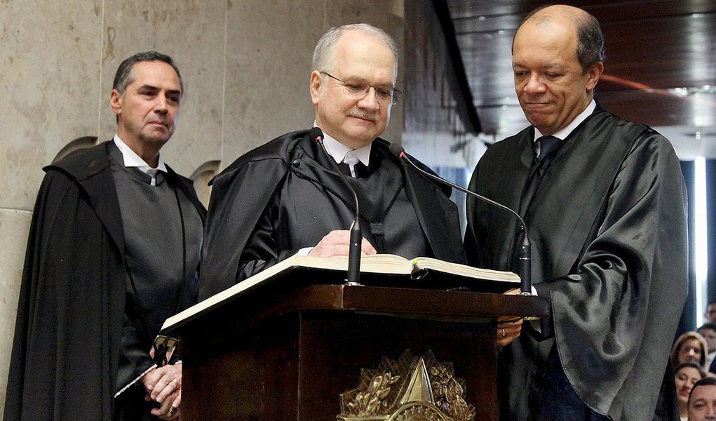 Solenidade de posse do novo ministro do STF foi realizada de forma simples, rápida e sem muitas manifestações, mas chamaram atenção aplausos acalorados e a presença de personalidades de todo o mundo jurídico, além de políticos e autoridades diversas; Luiz Edson Fachin já deixou claro, tanto quando teve seu nome confirmado, como também durante a sabatina à qual se submeteu no Senado e em entrevistas, que não irá se intimidar diante de julgamentos polêmicos; "Não serei um juiz com medo de decidir", afirmou