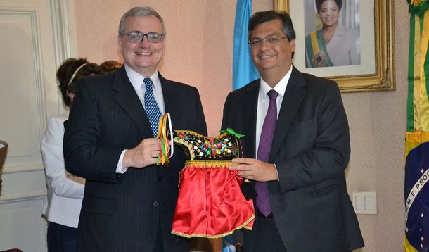 Um exemplo para o mundo de uma nova estratégia de concentração de esforços para diminuir a desigualdade social; foi assim que o embaixador das ONU no Brasil definiu o Plano de Ações 'Mais IDH', que começou a ser implantado pelo Governo do Estado em 2015, sob a coordenação de Flávio Dino; Jorge Chediek (embaixador da ONU) reuniu-se com as equipes do Executivo estadual e da Prefeitura de São Luís para saber detalhes do projeto e de que maneira a entidade poderá ajudar o Estado na melhoria dos indicadores sociais