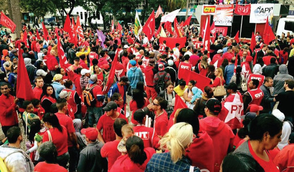 Simultaneamente às manifestações realizadas em diversas cidades brasileiras, nesta quinta (20), o Grande Polo Patriótico, coalizão de partidos de esquerda venezuelano, organizou um tuitaço mundial em apoio à presidente Dilma Rousseff e ao ex-presidente Lula; o tuitaço, que foi convocado por diversos meios venezuelanos colocou a hastag #AmericaLatinaConBrasil entre os assuntos mais comentados do mundo no Twitter nesta tarde; o presidente Nicolás Maduro se somou à convocatória do ato e escreveu, em português, em sua rede social: "Junto-me à jornada mundial de solidariedade e amor ao Brasil #LulaDilmaSomosTodos #AmericaLatinaConBrasil Venceremos"