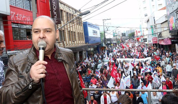 Vagner Freitas faz críticas ao ajuste fiscal que, para ele, é uma política econômica do candidato derrotado Aécio Neves; "Não podemos esquecer de pedir que a presidente Dilma vete o projeto que libera a terceirização total e que, ao contrário, aprove a mudança na Previdência. As MPs 664 e 665 são ruins, pois retiram direitos de vocês (trabalhadores). Mas junto com elas veio uma mudança boa, que é a aprovação da fórmula 85/95. A Dilma precisa sancionar este ponto", defendeu o líder sindical; entidade faz manifestações contra a terceirização hoje em diversas cidades