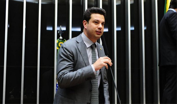 O projeto de lei 863/2015, que trata da desoneração da folha de pagamento das empresas, sofrerá alterações durante sua tramitação na Câmara dos Deputados, informou nesta segunda (18) o relator da proposta, Leonardo Picciani (PMDB-RJ); o vice-presidente Michel Temer disse acreditar que o governo poderá chegar “a um bom termo” nesse aspecto; Temer e Picciani se reuniram hoje à noite com o ministro da Fazenda, Joaquim Levy