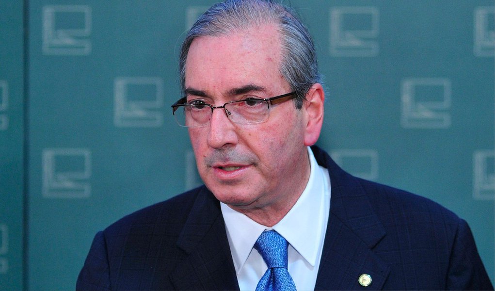 O presidente da Câmara dos Deputados, Eduardo Cunha (PMDB), confirmou, nesta segunda (18), que a proposta da reforma política será votada em plenário na semana que vem; na avaliação de Cunha, questões polêmicas, como o fim da reeleição e a alteração do tempo de mandato de senadores para cinco ou 10 anos, levam à necessidade de se estabelecer uma ordem de votação dos temas da reforma; "Eu vou tentar botar ordem na Casa e estabelecer uma ordem de votar. Primeiro, temos que votar o sistema eleitoral, se vai haver ou não reeleição. Se mantiver a reeleição, não tem que discutir isso nada [o mandato dos senadores]”, observou