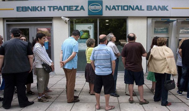 Limites de retirada serão ligeiramente atenuados, mas a proibição de transferências por estrangeiros e outros controles de capitais seguem mantidas, de acordo com um decreto governamental publicado neste sábado; movimento segue o anúncio da semana passada pelo Banco Central Europeu de que iria desbloquear o financiamento de emergência que o setor bancário grego precisa para se manter à tona depois de a Grécia concordar com um pacote de reformas difíceis para um resgate financeiro