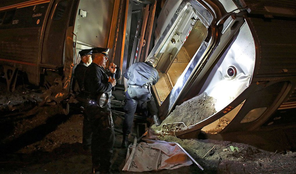 Cinco pessoas morreram e pelo menos 59 ficaram feridas no descarrilamento e queda de vagões de um trem que seguia de Washington a Nova York, na noite desta quarta-feira (13), nos Estados Unidos; trem com 238 pssageiros e cinco tripulantes descarrilou na Filadélfia