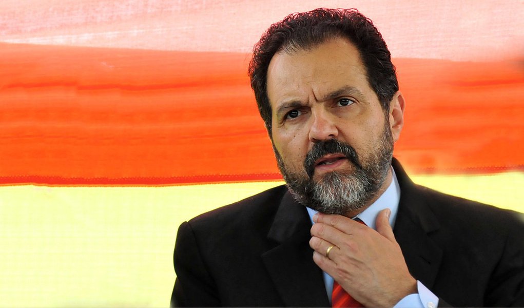 O Relatório Preliminar de Auditoria sobre a Disponibilidade de Caixa, divulgado ontem pelo Tribunal de Contas do Distrito Federal, mostra que o valor deixado em caixa em 31 de dezembro de 2014 era insuficiente para que o novo governo pagasse os compromissos no quinto dia útil do ano, no valor de R$ 1,5 bilhão, e outras despesas referentes ao ano passado; assim como o governo local informou em 5 de janeiro, o tribunal confirma que havia apenas R$ 64.201,07 na conta única do Tesouro; segundo o Tribunal de Contas, no último dia do ano passado, havia R$ 17,2 milhões nas mais de 1,4 mil contas do Executivo; desse valor, diz o tribunal, R$ 4,7 milhõesam disponíveis