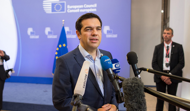 Primeiro-ministro da Grécia tirou de seu governo o ministro da Energia, Panagiotis Lafazanis, e dois vice-ministros nesta sexta-feira, 17, em uma reforma de gabinete após a revolta interna do seu partido contra um duro acordo de resgate adotado nesta semana; ação ocorre depois que 39 membros linhas-duras do partido Syriza se recusaram a apoiar o governo em relação à adoção das medidas, que foram exigidas pela União Europeia como pré-condição para iniciar as negociações de um novo plano de resgate financeiro ao país