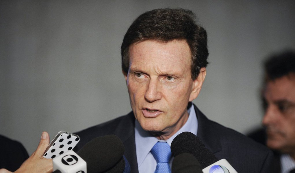 Em entrevista à jornalista Tereza Cruvinel, colunista do 247, o senador faz uma análise do cenário político no Estado, coloca como principais temas da campanha do ano que vem "saúde, educação, transportes e, no caso do Rio, segurança, porque as UPPs não evoluíram e nem foram geridas como era necessário"; Marcelo Crivella aposta no desgaste do PMDB e no aumento do tempo de televisão de seu partido, o PRB, em função do crescimento da bancada federal para a vitória em 2016