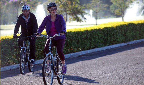 A tensão que toma conta do País por causa dos desdobramentos da Operação Lava Jato não impediram a presidente Dilma Rousseff de cuidar da saúde neste sábado; antes da reunião que teve com ministros para discutir a crise aberta pela revelação de detalhes sobre a delação premiada de Ricardo Pessoa, dono da UTC Engenharia, ela andou 5,2 km de bicicleta pelas ruas de Brasília, acompanhada da filha, Paula Rousseff, e de auxiliares