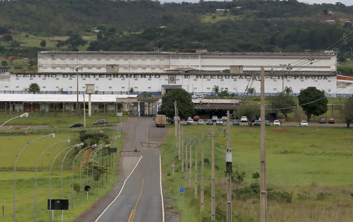 Quem for visitar presos de regime fechado do Sistema Penitenciário da Papuda pode se cadastrar no posto Na Hora do Riacho Fundo 1; para a presidente da Associação de Familiares e Amigos dos Apenados do Distrito Federal, Nina Barros, essa mudança para os visitantes é pequena; segundo a Subsecretaria do Sistema Penitenciário do Distrito Federal, cada preso tem direito a cadastrar dez pessoas como visitantes; este cadastro era feito apenas na própria penitenciária