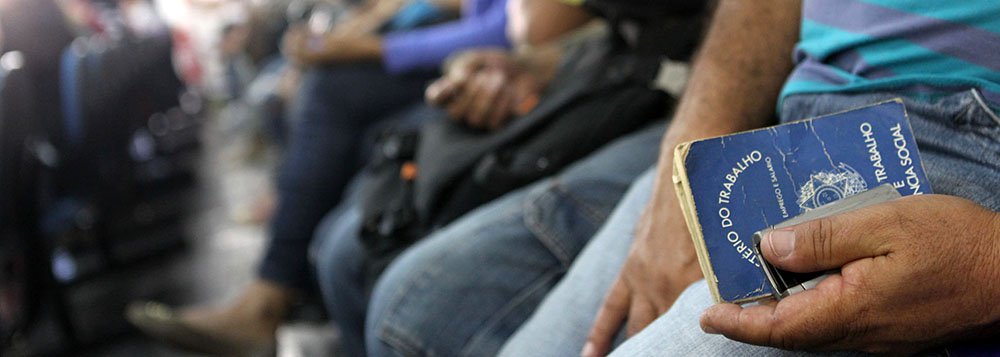 Taxa de desemprego atingiu o maior nível em quase cinco anos ao piorar pelo quinto mês seguido, segundo o Instituto Brasileiro de Geografia e Estatística (IBGE); índice de maio é o mais alta desde agosto de 2010, quando também atingiu 6,7%