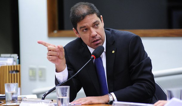 O deputado Altineu Côrtes (PR-RJ), um dos sub-relatores da CPI da Petrobras, diz sentir-se "frustrado" com o andamento dos trabalhos, além de acusar a CPI de estar "prevaricando"; "Minha questão é apurar os fatos e eu acho que a CPI está prevaricando. Eu não quero sair daqui pra aparecer nos jornais que essa CPI não deu em nada", disse