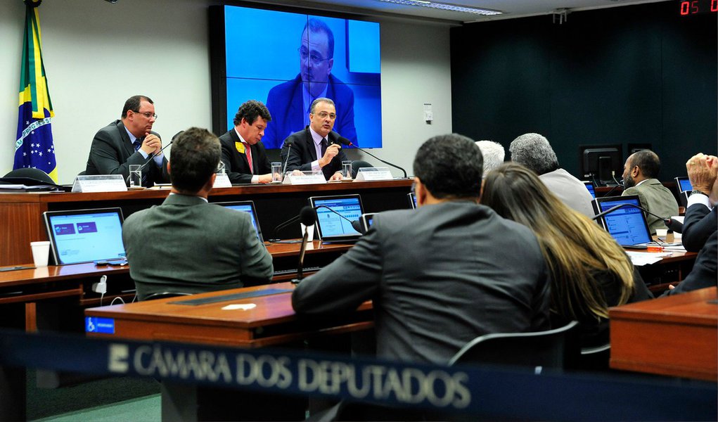 A CPI da Violência Contra Jovens Negros e Pobres ouviu representantes de órgãos da Segurança Pública do Distrito Federal (DF); durante a audiência, o secretário de Segurança Pública do DF, Artur Trindade, defendeu um pacto federal de combate à violência; "Se a unificação das forças de segurança não é possível, a integração é uma necessidade", disse; para Trindade, o enfrentamento depende de políticas tanto na área de segurança, de maneira mais reativa, quanto na área de prevenção ao crime, com investimentos sociais em educação, saúde e bem estar