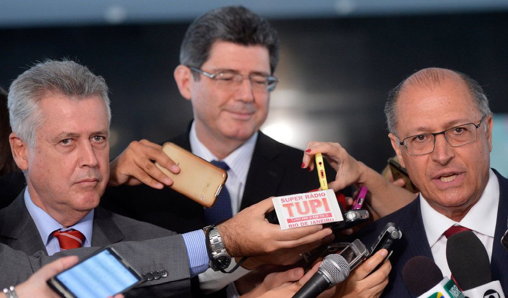 Informação foi dada nesta segunda-feira 3 pelo ministro da Fazenda, Joaquim Levy; projeto permite que estados e municípios saquem, de imediato, cerca de R$ 21 bilhões para pagamento de precatórios judiciais, dívida pública e investimentos; Levy e os ministros Aloizo Mercadante e Luís Inácio Adams se reuniram com os governadores de São Paulo, Geraldo Alckmin, e do Distrito Federal, Rodrigo Rollemberg, além de representantes dos estados do Ceará, da Bahia e de Goiás