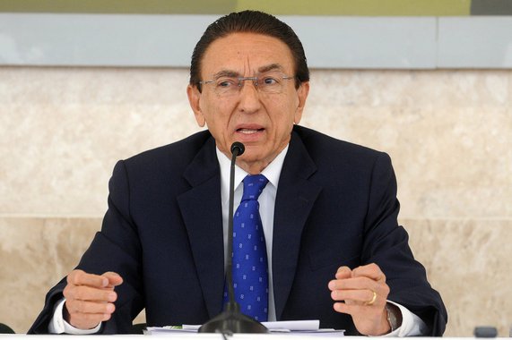 A defesa do ex-ministro Edison Lobão (Minas e Energia) afirma que deve processar o sócio da Diamond Mountain Capital Group Marcos Henrique Marques Costa; documentos anexados ao pedido de abertura de inquérito encaminhado pela Justiça Federal ao STF mostram que o empresário citava o nome do peemedebista em e-mails enviados a funcionários da empresa; Lobão afirma não ter qualquer participação na Diamond, e que seu nome foi usado indevidamente e sem seu conhecimento; um ex-­dirigente da Diamond disse em depoimento à PF que o senador do PMDB tinha 50% de participação de um fundo nas Ilhas Cayman, famoso paraíso fiscal, gerido pela Diamond