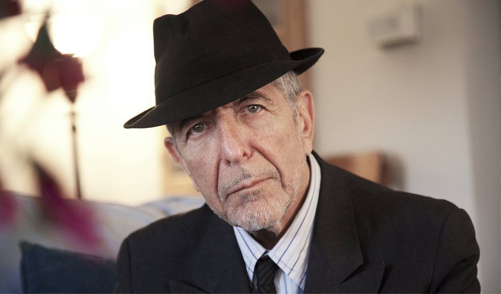 Fãs espalhados pelo mundo do cantor e compositor canadense Leonard Cohen estão se divertindo no Facebook tentando definir um nome coletivo para si mesmos; a explosão do número de seguidores do performer de 80 anos, conhecido pelas músicas "Suzanne", "Sisters of Mercy" e "Bird on a Wire", se seguiu a um post que observava que Joni Mitchell, outra celebrada artista canadense, se definiu certa vez como uma "comprometida 'Cohenzete'"