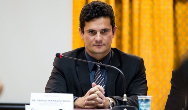 O juiz federal Sergio Moro mandou soltar nesta terça-feira (23) três investigados pela Operação Lava Jato que haviam sido presos na última sexta (19); prorrogou, porém, por outras 24 horas, a prisão de um ex-executivo da Odebrecht, Alexandrino Ramos de Alencar, que é apontado por delatores como o responsável por pagamentos de suborno no exterior, o que a empresa nega; os três libertados são a advogada Christina da Silva Jorge, e os executivos Antonio Pedro Campelo de Souza e Flávio Lúcio Magalhães