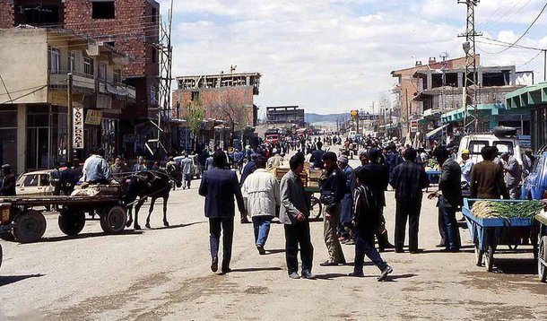 Exército turco informou que dois de seus soldados foram mortos e 31 ficaram feridos em ataque durante a noite pelo Partido dos Trabalhadores do Curdistão (PKK), na escalada da violência após bombardeio aéreo de Ancara aos militantes curdos, no norte do Iraque; ataque suicida foi realizado com um trator carregado com duas toneladas de explosivos em um posto avançado no distrito de Dogubeyazit, na fronteira com o Irã; ação elevou o número de militares mortos em ataques atribuídos ao PKK para, pelo menos, dezesseis, desde 20 de julho