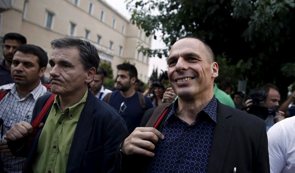 Principal negociador do resgate da Grécia, Euclid Tsakalotos, será nomeado ministro das Finanças após a renúncia de Yanis Varoufakis; informação foi confirmada pela Presidência do país; Tsakalotos será empossado com o juramento político como ministro das Finanças", disse a autoridade da Presidência