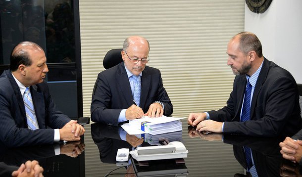 O ministro-chefe da Advocacia-Geral da União (AGU), Luís Inácio Adams, protocolou nesta quarta (22) as respostas do governo aos questionamentos do Tribunal de Contas da União (TCU) sobre indícios de descumprimento da Lei de Responsabilidade Fiscal (LRF) e da Lei Orçamentária Anual na prestação de contas do governo; Adams entregou o documento com mais de mil páginas ao presidente do tribunal, Aroldo Cedraz, que o repassou para Nardes; “Eu não tenho expectativa, vou estabelecer prioridade, propor para a área técnica urgência na matéria, mas não posso estabelecer uma data, são mais de mil páginas, precisamos de uma análise muito criteriosa e que leve em consideração todas as ponderações feitas pela presidenta da República”, disse Nardes