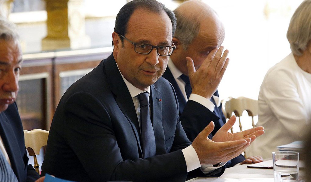 Presidente francês, François Hollande realizou uma reunião de emergência com ministros e comandantes militares após revelações feitas pelo site WikiLeaks, segundo o qual a Agência de Segurança Nacional dos EUA (NSA) teria espionado os três últimos presidentes da França: "A França não vai tolerar ações que ameacem sua segurança e a proteção de seus interesses", disse um comunicado do gabinete presidencial