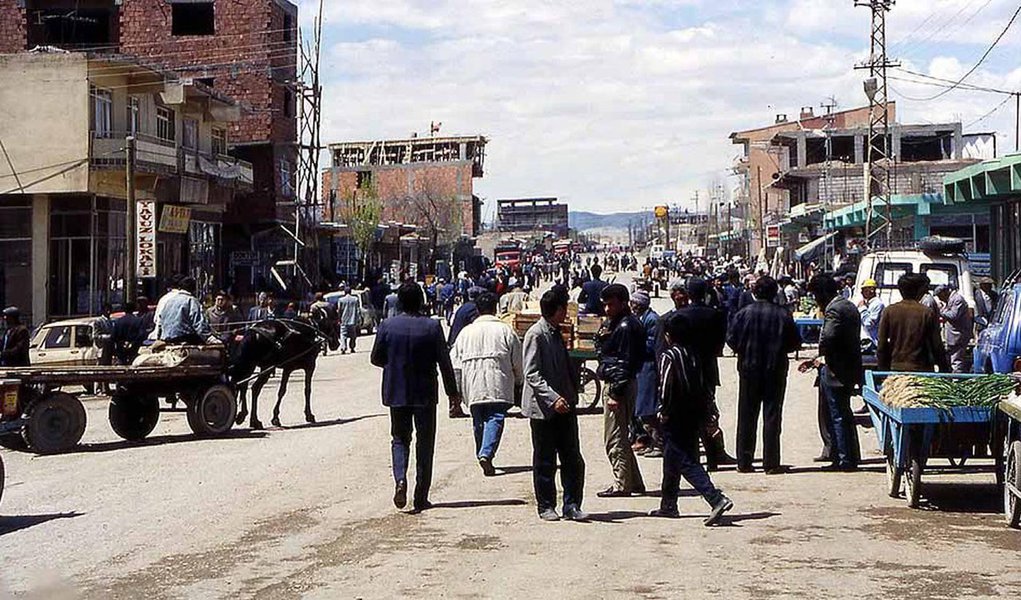 Exército turco informou que dois de seus soldados foram mortos e 31 ficaram feridos em ataque durante a noite pelo Partido dos Trabalhadores do Curdistão (PKK), na escalada da violência após bombardeio aéreo de Ancara aos militantes curdos, no norte do Iraque; ataque suicida foi realizado com um trator carregado com duas toneladas de explosivos em um posto avançado no distrito de Dogubeyazit, na fronteira com o Irã; ação elevou o número de militares mortos em ataques atribuídos ao PKK para, pelo menos, dezesseis, desde 20 de julho