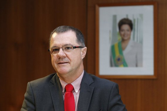 A nova fórmula para cálculo das aposentadorias, proposta como alternativa pelo governo ao projeto aprovado no Congresso, garantirá uma economia de R$ 12,2 bilhões até o final do segundo mandato de Dilma; o sucessor da presidente será ainda mais beneficiado, com reduções de gastos de R$ 26 bilhões, mas projeções do Ministério da Previdência mostram que a economia se mantém nos dois quadriênios seguintes; o alarme começa a soar depois de 2030, pois a partir daí a nova fórmula passa a gerar gastos extras de R$ 10,2 bilhões; a elevação de gastos nos anos seguintes torna-se, segundo o ministro Carlos Gabas, da Previdência, "insustentável" e vira uma "ameaça" à sustentabilidade da pasta