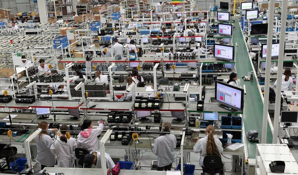 Mercado piorara ainda mais sua previsão de desempenho da economia brasileira e a agora estimam recuo de 2,01% do PIB neste ano e de 0,15% em 2016, aponta pesquisa Focus do Banco Central divulgada nesta segunda-feira; os economistas também fizeram um leve ajuste na projeção de inflação em 2016, para 5,44% (ante 5,43%), mas repetiram a previsão de 9,32% para este ano