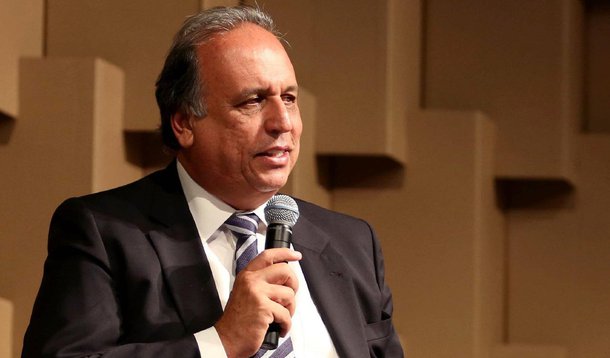 Governador do Rio, Luiz Fernando Pezão também afirmou que enquanto existir a presença do tráfico nas comunidades haverá "guerra" e que a solução é o enfrentamento do crime; "O governo trabalhando com a polícia presente, com a polícia enfrentando a marginalidade. Enquanto houver consumo, as pessoas procurando, se viciando, vai ter a guerra pelo tráfico"; disse; de acordo com gestor, o Rio não está preparado para discutir a legalização das drogas