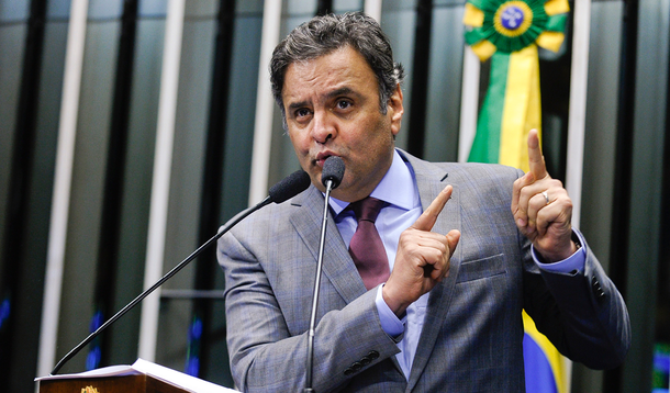 O jornalista Fernando Brito, do Tijolaço, ironiza o ato falho do senador Aécio Neves (PSDB), que disse nesta terça (7) que foi "reeleito presidente da República", quando falava de sua recondução ao comando do ninho tucano, e as acusações do parlamentar contra o PT; "E que história é essa de que as instituições estão sendo “inibidas”, senador? Ao contrário, estão é bem “desinibidas”, atuando com pouca ou nenhuma discrição quando se trata de acusar governo e PT de quase tudo e um pouco mais. Golpismo do PT para tomar o poder que já ocupa pelo voto? Senador, senador, depois não fique reclamando que associam as suas atitudes a coisas meio extravagantes", comenta