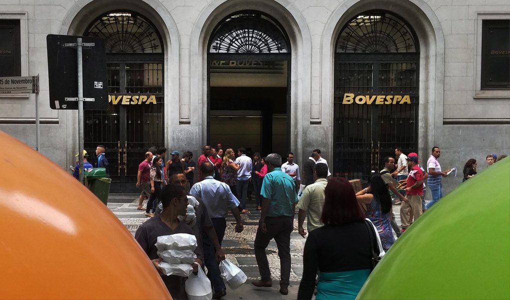 A bolsa paulista abriu a semana no vermelho, pressionada pelo quadro desfavorável externo, diante das dificuldades de Grécia e seus credores alcançarem um acordo, e com o declínio das commodities reforçando o viés negativo das operações locais