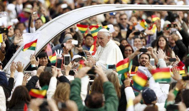 Em visita à Bolívia, Francisco defendeu uma “mudança de estruturas”: "Reconhecemos que este sistema impôs a lógica dos lucros a qualquer custo, sem pensar na exclusão social ou na destruição da natureza?"; em missa celebrada em La Paz, ele também ressaltou que "a lógica do consumismo busca transformar tudo em objeto de troca. Uma lógica que pretende deixar espaço para poucos, descartando todos aqueles que não produzem, que não se considera aptos ou dignos porque, aparentemente, não geram resultados"