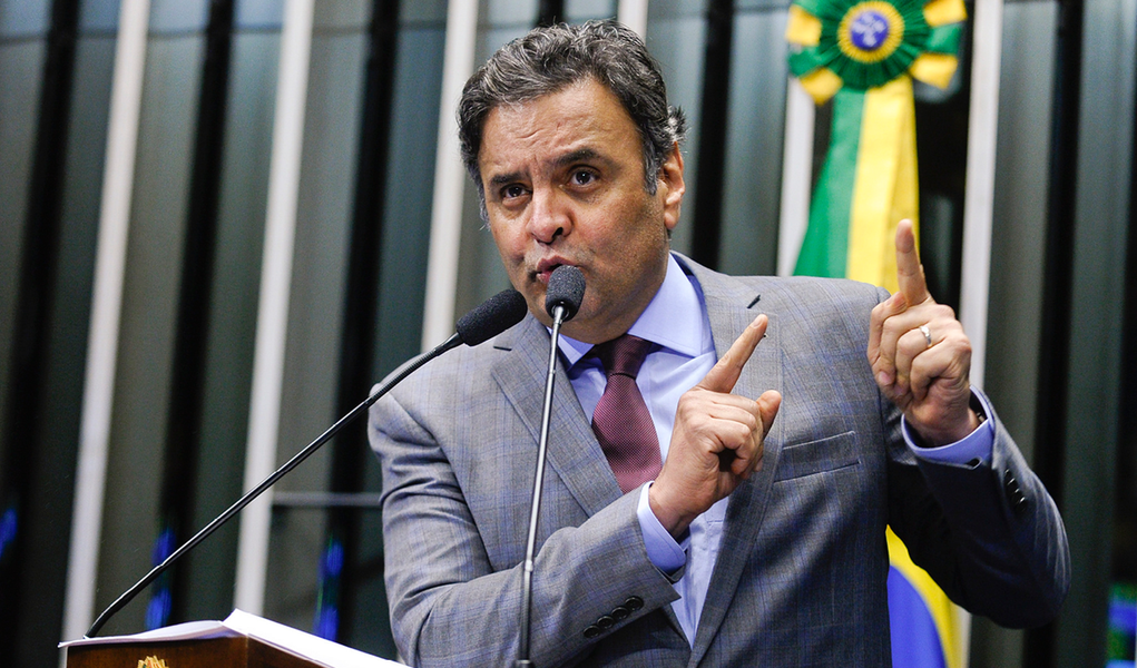 O jornalista Fernando Brito, do Tijolaço, ironiza o ato falho do senador Aécio Neves (PSDB), que disse nesta terça (7) que foi "reeleito presidente da República", quando falava de sua recondução ao comando do ninho tucano, e as acusações do parlamentar contra o PT; "E que história é essa de que as instituições estão sendo “inibidas”, senador? Ao contrário, estão é bem “desinibidas”, atuando com pouca ou nenhuma discrição quando se trata de acusar governo e PT de quase tudo e um pouco mais. Golpismo do PT para tomar o poder que já ocupa pelo voto? Senador, senador, depois não fique reclamando que associam as suas atitudes a coisas meio extravagantes", comenta
