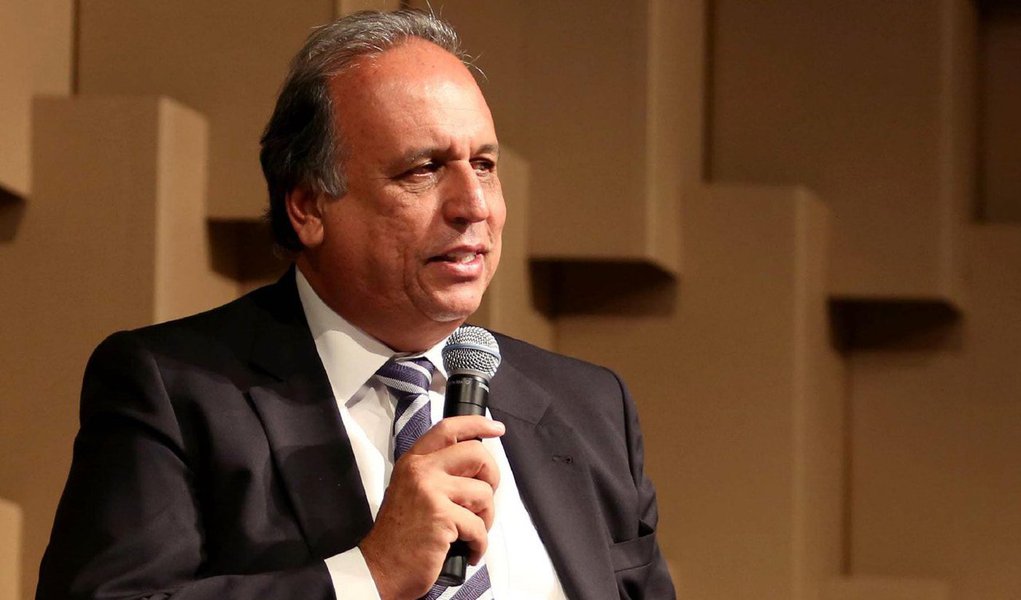 Governador do Rio, Luiz Fernando Pezão também afirmou que enquanto existir a presença do tráfico nas comunidades haverá "guerra" e que a solução é o enfrentamento do crime; "O governo trabalhando com a polícia presente, com a polícia enfrentando a marginalidade. Enquanto houver consumo, as pessoas procurando, se viciando, vai ter a guerra pelo tráfico"; disse; de acordo com gestor, o Rio não está preparado para discutir a legalização das drogas