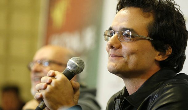 Prestes a estrear a série "Narcos", da Netflix, como o traficante colombiano Pablo Escobar, Wagner Moura elogia a geração atual mais politizada e ressalta o ‘simbolismo’ da Lava Jato: "A gente sempre viveu achando que no Brasil quem tinha poder não ia para a cadeia. Nesse sentido, a prisão dos empreiteiros e dos políticos relacionadas ao mensalão e à Lava Jato é simbolicamente muito importante para um país que tem a impunidade em seu cerne"; ele contesta ainda a "reprisão" de José Dirceu: "Ele já não estava preso?"