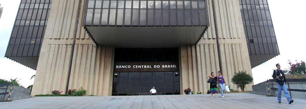 O Banco Central melhorou a sua projeção do déficit em transações correntes para US$ 81 bilhões em 2015, sobre estimativa anterior de resultado negativo em US$ 84 bilhões 